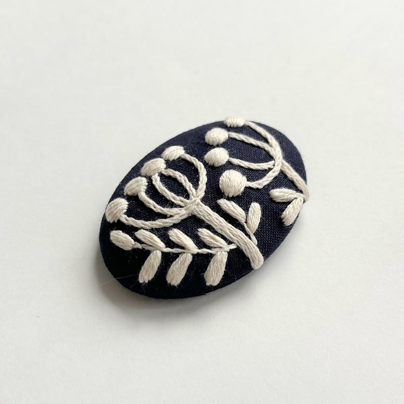 刺繍ブローチ　専用商品 北欧風草花の刺繍ブローチ | j.couture