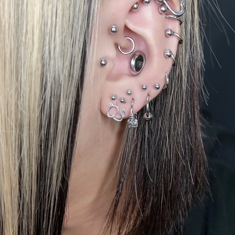 王の呪縛～Queen'spainロゴピアス スタッドタイプ | Queen's pain