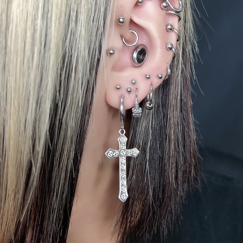 王の呪縛～Queen'spainクロスフープピアス | Queen's pain