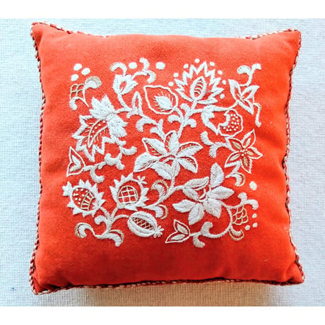 伝統工芸　スウェーデン　ウール刺繍　クッション　花　レアカラー