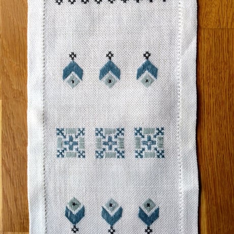 リネン刺繍　テーブルランナー　タペストリー　幾何学模様