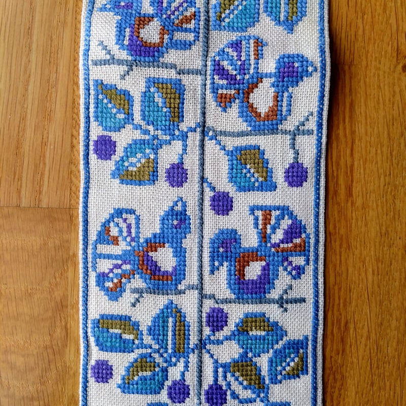 リネン刺繍 テーブルランナー タペストリー ロング 鳥と木の実 リネン刺繍 テーブルランナー タペストリー ロング 鳥と木の実