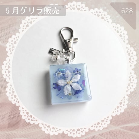 628 / プチフラワーチャームスクエアComarimadeロゴ