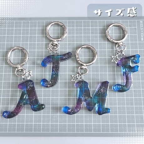 759 / 宇宙のアルファベットキーホルダーM