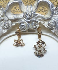 【Deep Amber Dream Queen's earrings（深き琥珀色の夢の女王）】秋色蝶と花のアシンメトリーイヤリング
