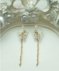 【Queen's Will Earrings（女王の意志）】金色の蝶ノンホールピアス