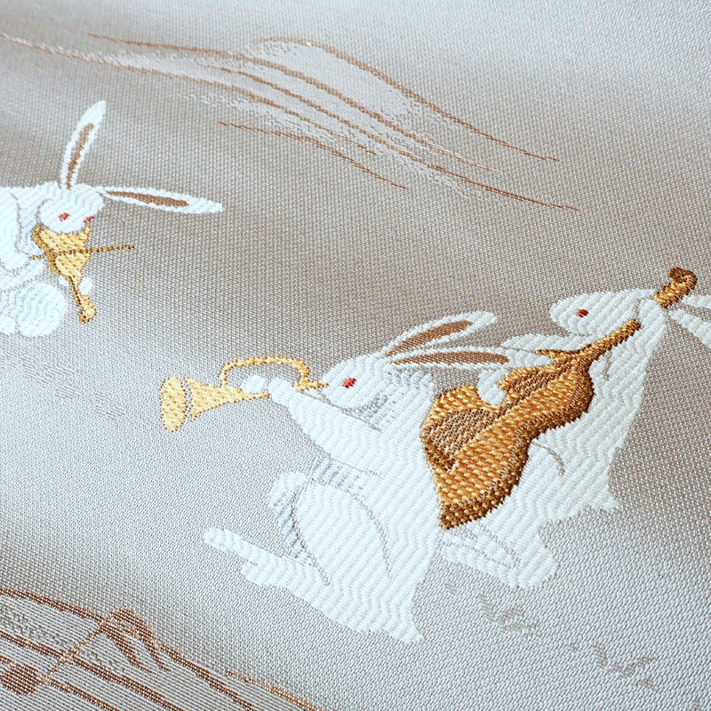 ［8099］名古屋帯 美品 兎 うさぎ文様 九寸 お太鼓柄 逸品 正絹 着物 栄彩苑》西陣織九寸名古屋帯【うさぎの音楽会】グレージュ | 栄彩苑