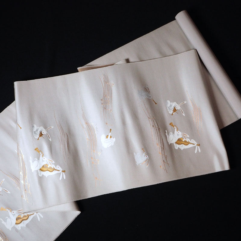 栄彩苑》西陣織九寸名古屋帯【うさぎの音楽会】グレージュ | 栄彩苑 