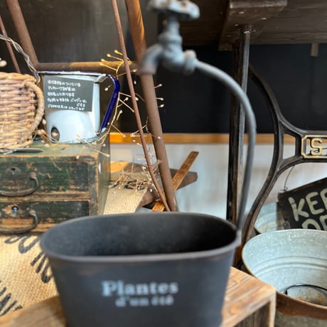 ジャンクガーデンの演出用 ミシン 鉄錆物 ブロカント 多肉&セダム