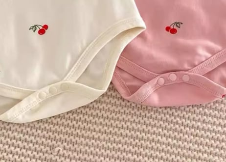 ラビットチェリーロンパース🐰🍒59〜90帽子付き