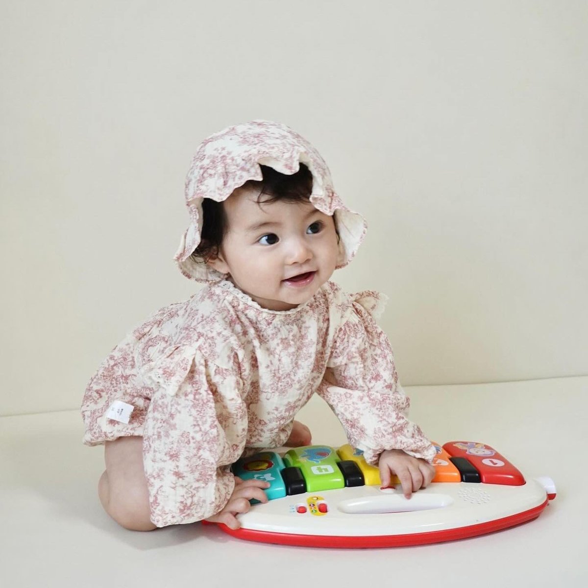【美品】baby Dior ロンパース&ビーニー トワル ドゥ ジュイ 60cm お祝いに☆ベビーディオール☆トワルドゥジュイ出産祝いセット (Dior