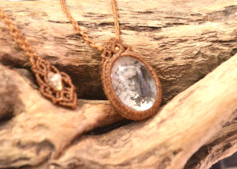 ホワイトガーデンクォーツ(ブラックルチル入り)ペンダント | Macrame Wala