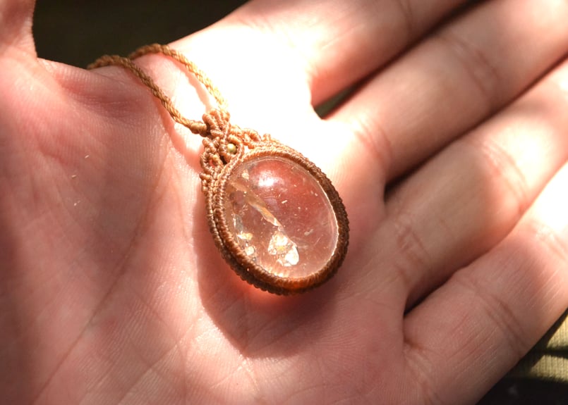 クォーツインクォーツ・ルチル入りペンダント | Macrame Wala