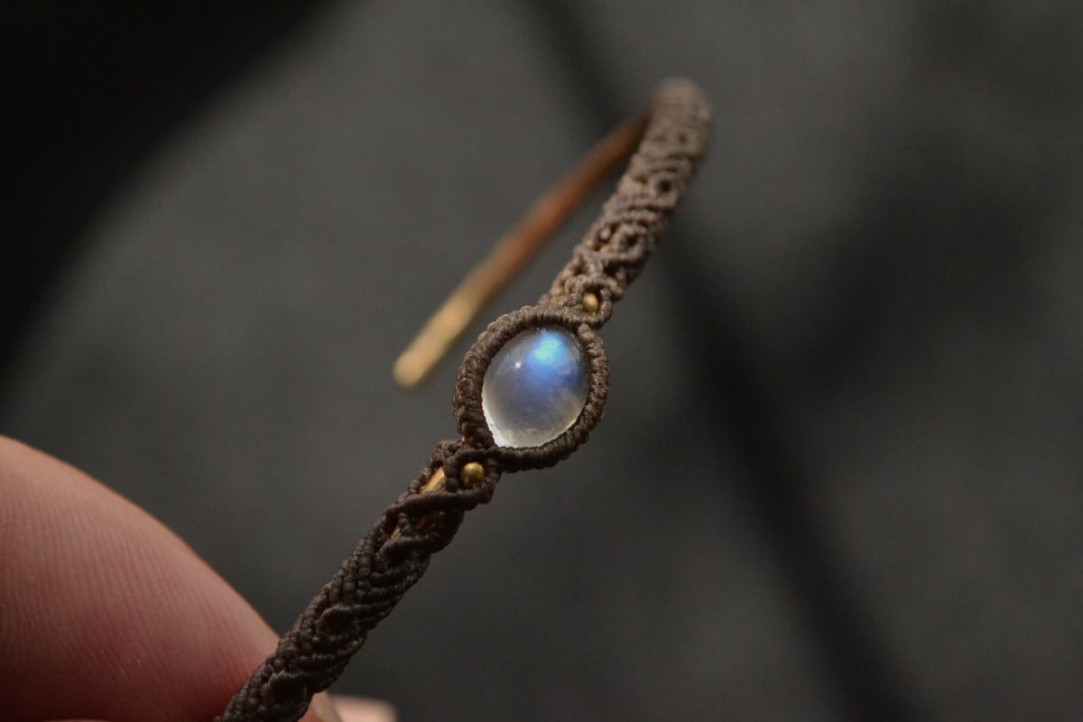 ブルームーンストーン・マクラメ真鍮バングル | Macrame Wala