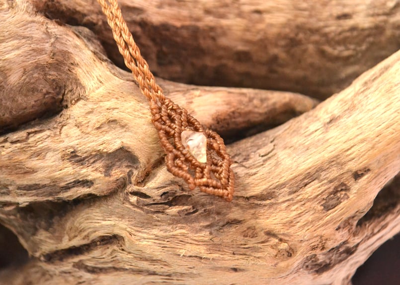 ホワイトガーデンクォーツ(ブラックルチル入り)ペンダント | Macrame Wala