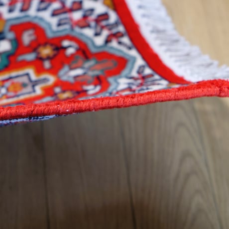 インド　手織り絨毯　シルク　＜約30 x 32.5 ㎝＞　赤・メダリオン
