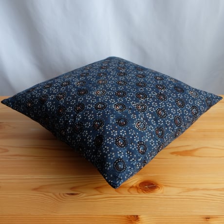 クッションカバー　約40×40cm　インド綿　ブロックプリント　アジュラック　インディゴ×小花
