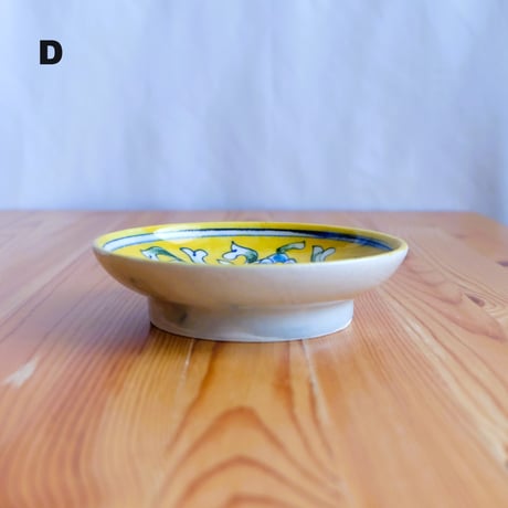 陶器飾り皿　インド　ブルーポタリー　中小サイズ　花柄