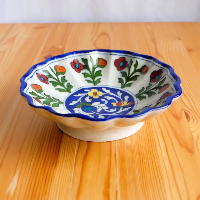 陶器飾り皿 インド ブルーポタリー 波形 白地に放射状の花柄 | インド