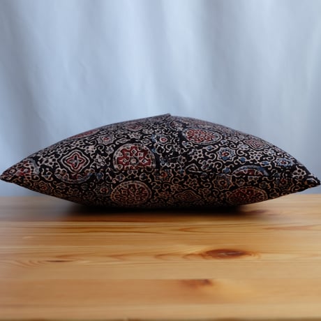 クッションカバー　約40×40cm　インド綿　ブロックプリント　アジュラック　ブラック×紋章