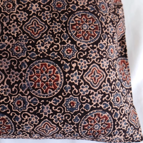 枕カバー　約43×63cm　インド綿　ブロックプリント　アジュラック　ブラック×紋章