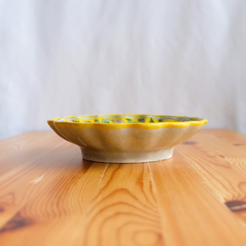 青い花柄の黄色い陶器皿 青い花柄の黄色い陶器皿