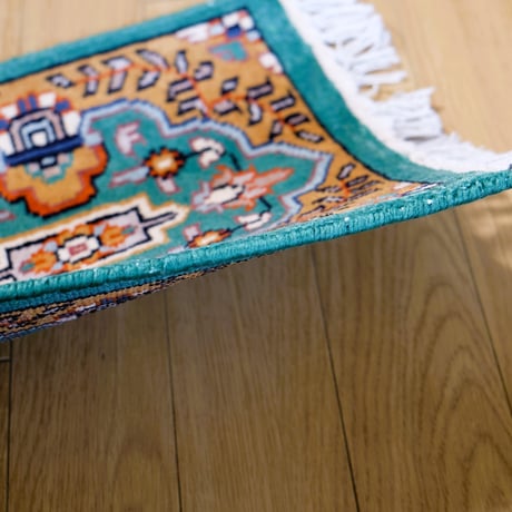 インド　手織り絨毯　シルク　＜約30 x 32 ㎝＞　緑・メダリオン