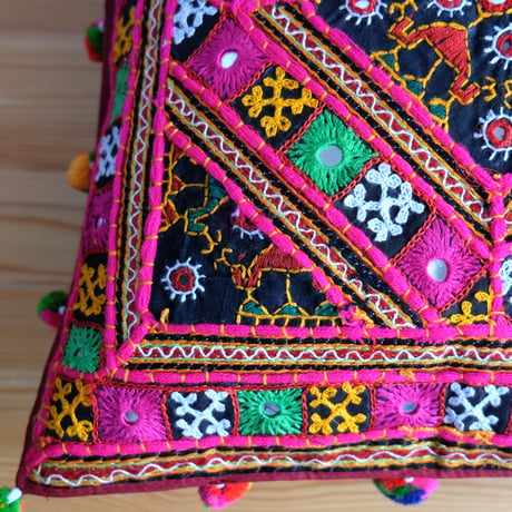 クッションカバー　約40×40cm　インド綿　ミラー刺繍