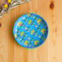 青い花柄の黄色い陶器皿 陶器飾り皿 インド ブルーポタリー 大サイズ 水色地に黄色い花