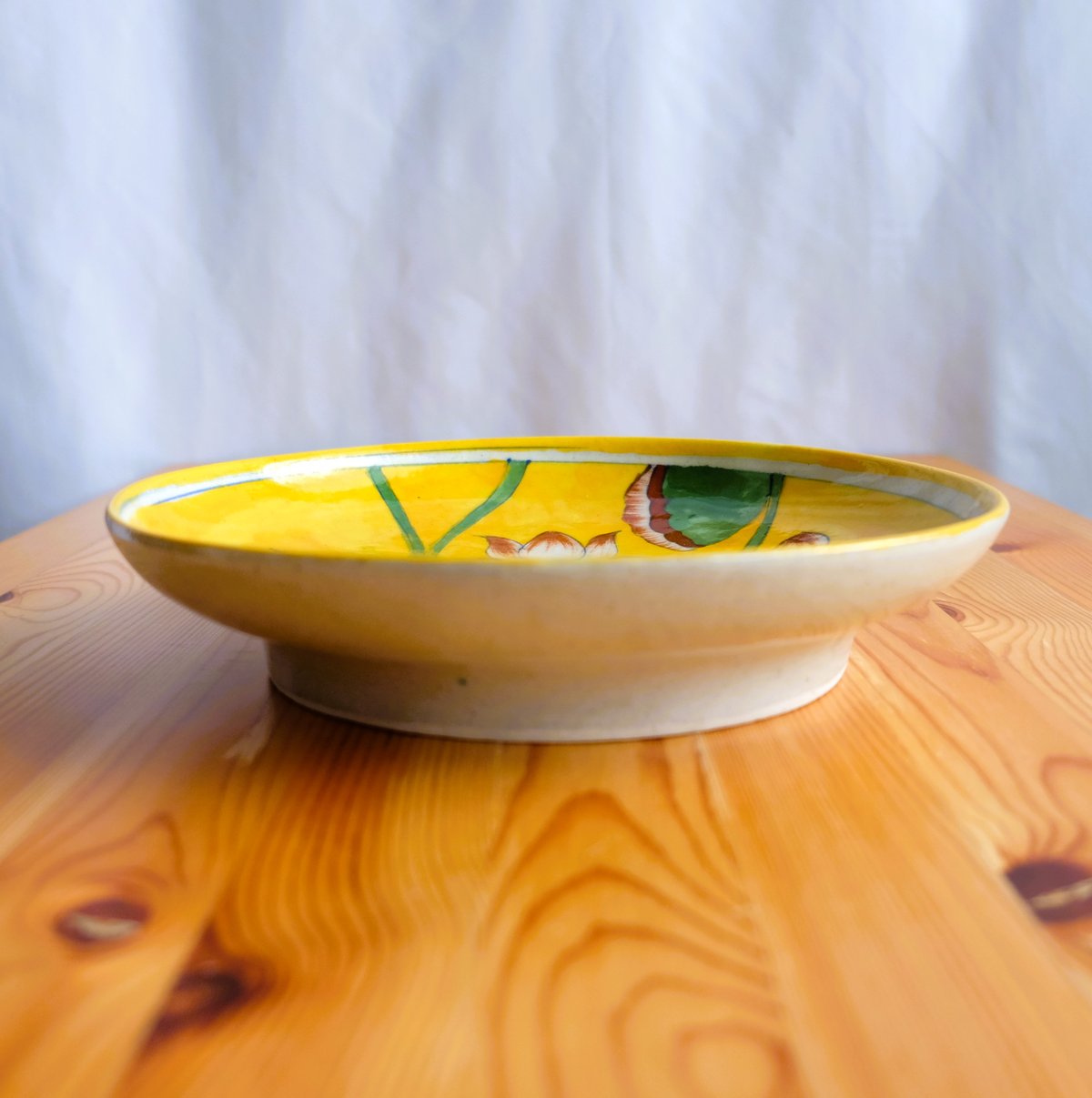 陶器飾り皿 インド ブルーポタリー 大サイズ 黄色地に牛 | インド雑貨