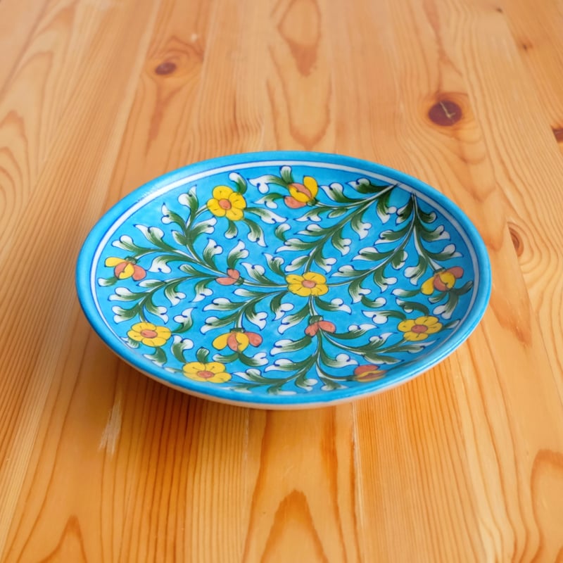 陶器飾り皿 インド ブルーポタリー 中サイズ 水色地に黄色い花