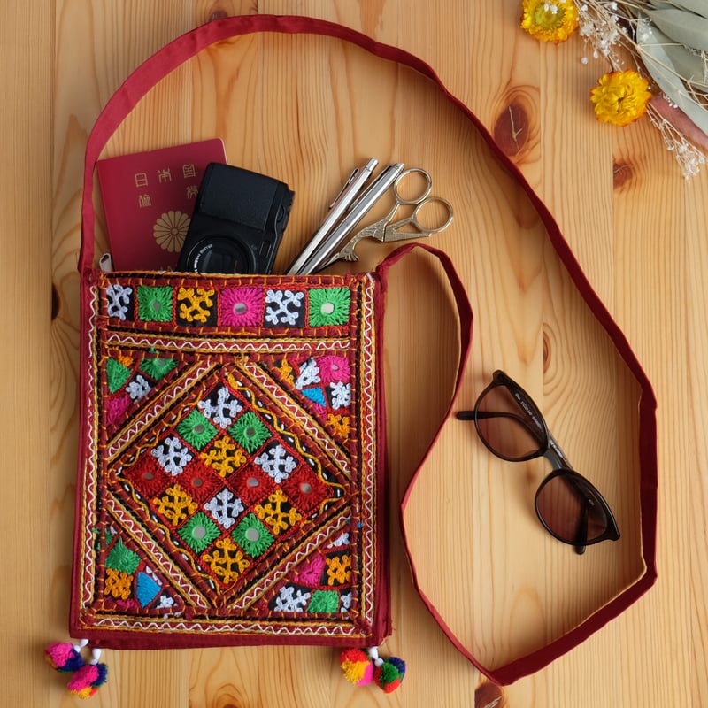 カッチ刺繍　赤① ミラーワーク　インド　手仕事　希少 カッチ刺繍とミラーワークのエスニックウォレット の通販 - TIRAKITA.COM