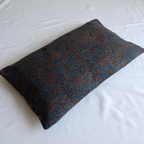 枕カバー　約43×63cm　インド綿　ブロックプリント　アジュラック　インディゴ×紋章