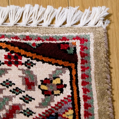 インド　手織り絨毯　シルク　＜約30.5 x 28 ㎝＞　白・メダリオン