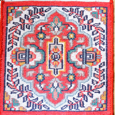 インド　手織り絨毯　シルク　＜約30 x 31 ㎝＞　赤・メダリオン