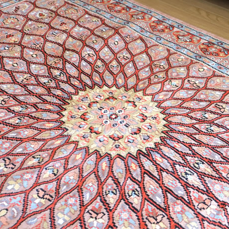 インド　手織り絨毯　シルク　＜約123 x 190 ㎝＞　天井文様