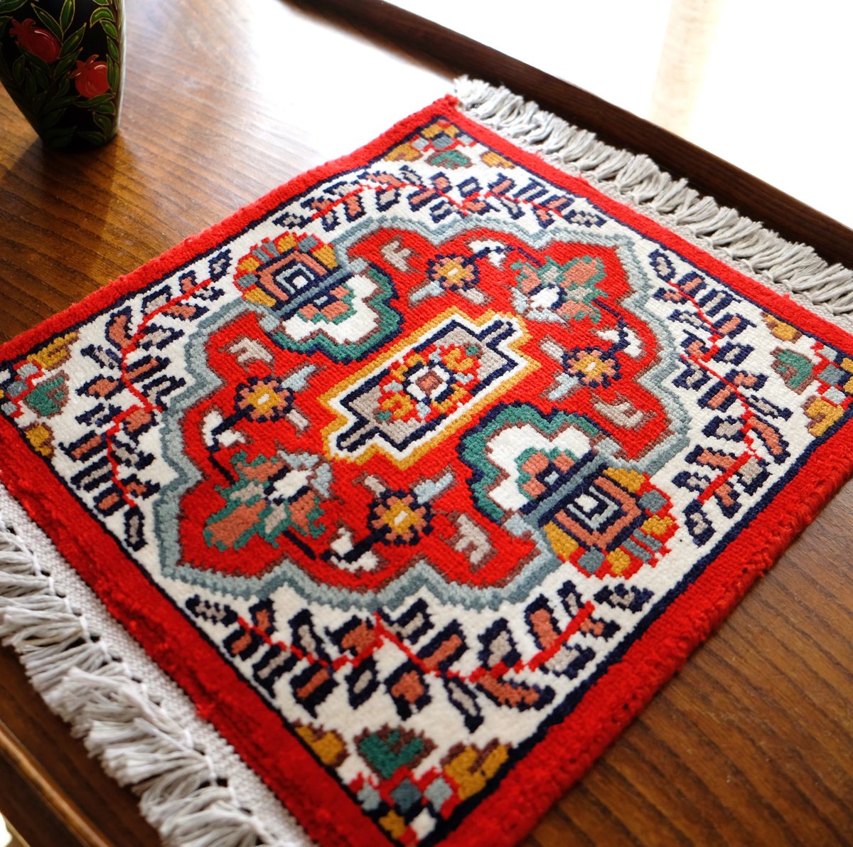 Y2728 インド絨毯 シルク100% 手織り 94×63㎝ ペルシャ絨毯【シルク