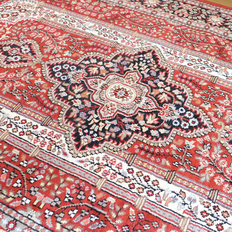 インド　手織り絨毯　シルク　＜約122 x 192 ㎝＞　赤・メダリオン