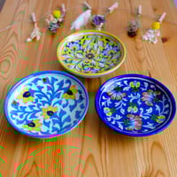 陶器飾り皿 インド ブルーポタリー 波形 青地に青い花柄 | インド雑貨