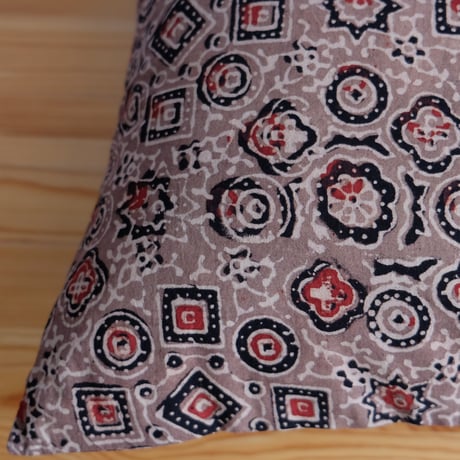 クッションカバー　約40×40cm　インド綿　ブロックプリント　アジュラック　ブラウン×紋章