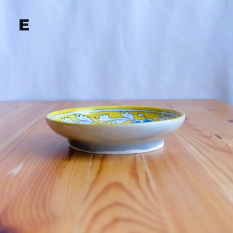 陶器飾り皿　インド　ブルーポタリー　中小サイズ　花柄