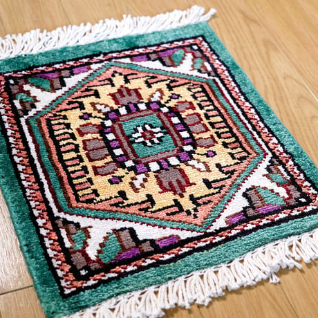 インド　手織り絨毯　シルク　＜約29 x 29 ㎝＞　緑・メダリオン