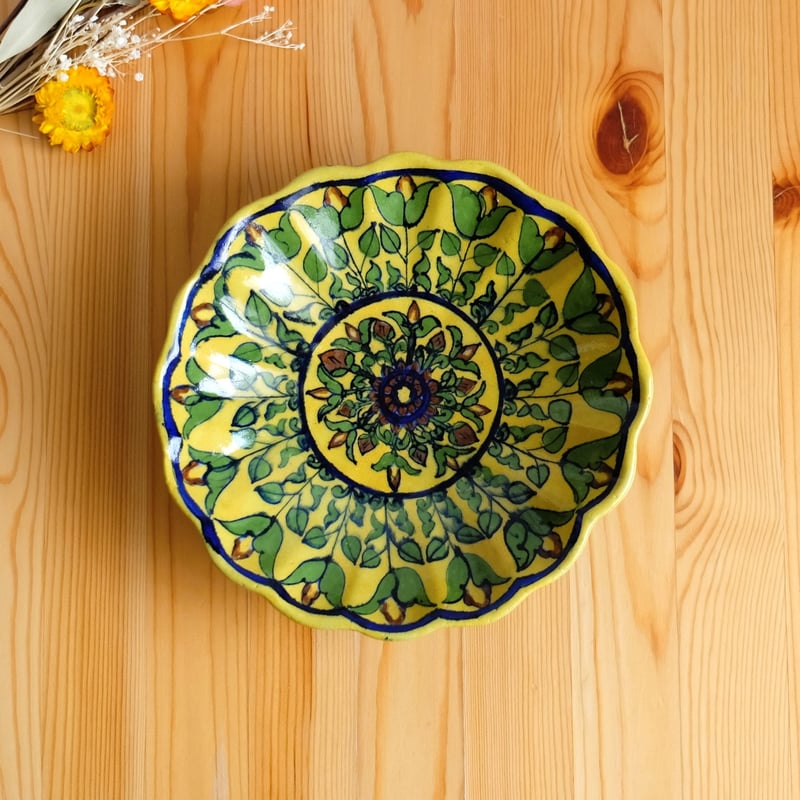 青い花柄の黄色い陶器皿 青い花柄の黄色い陶器皿