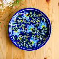 陶器飾り皿 インド ブルーポタリー 波形 青地に花柄 | インド