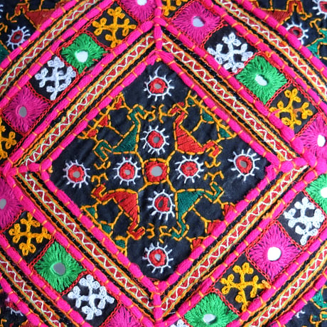 クッションカバー　約40×40cm　インド綿　ミラー刺繍
