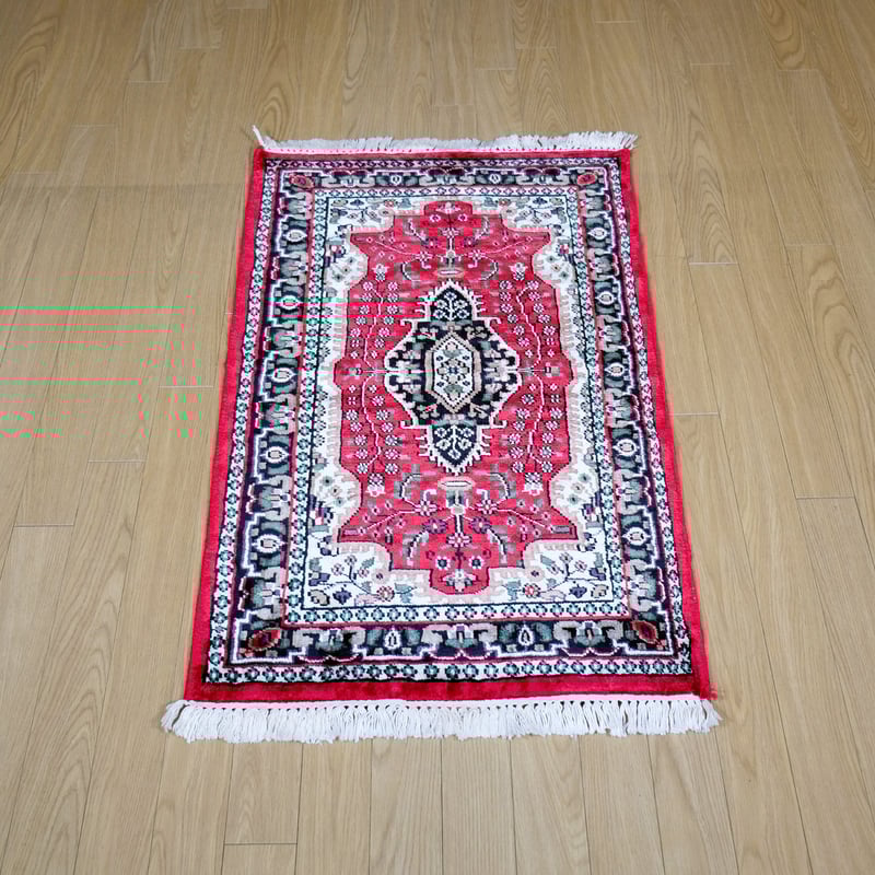インド 手織り絨毯 シルク <約60 x 94 ㎝> 赤・メダリオン インド 手織り絨毯 シルク <約60 x 94 ㎝> 赤・メダリオン