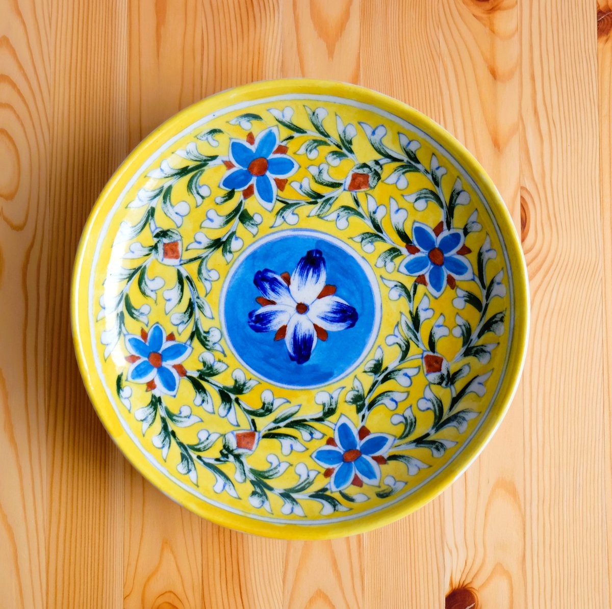 青い花柄の黄色い陶器皿 陶器飾り皿 インド ブルーポタリー 大サイズ 黄色地に円環の青い花