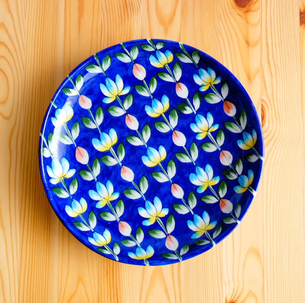 青い葉と竹の模様の皿