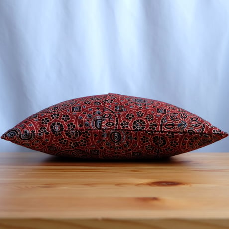 クッションカバー　約40×40cm　インド綿　ブロックプリント　アジュラック　レッド×紋章