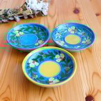 青い花柄の黄色い陶器皿 青と黄色の花柄 陶磁器製 皿 - 食器販売 中